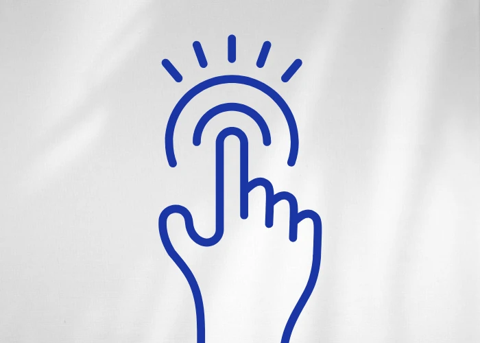 Eine Hand drückt einen Button
